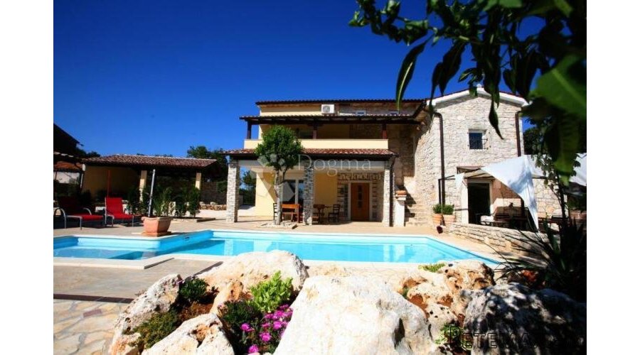 Prekrasna istarska villa s bazenom, 220 m² i 5 en-suite spav