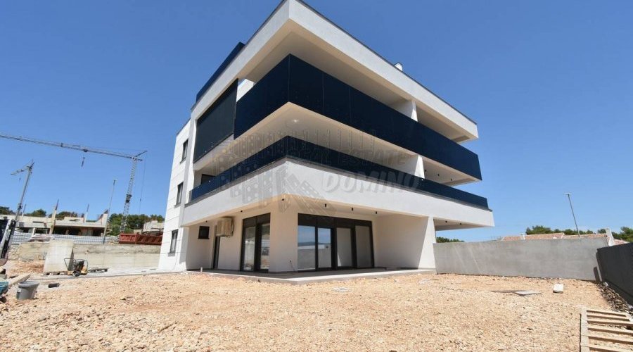 Apartman u novogradnji s okućnicom! Grad Krk!