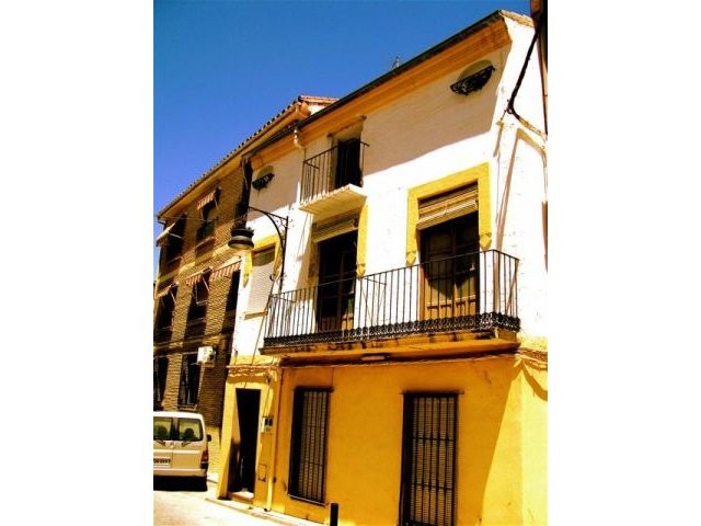 Town House - This ideally located house..