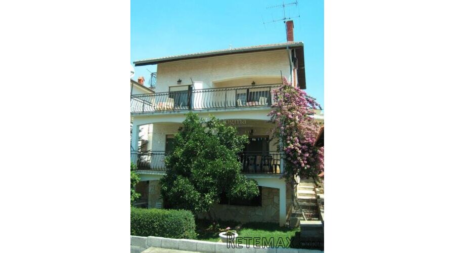 OKRUG GORNJI, KUĆA 400 m², 150 m OD MORA, PRILIKA - 2