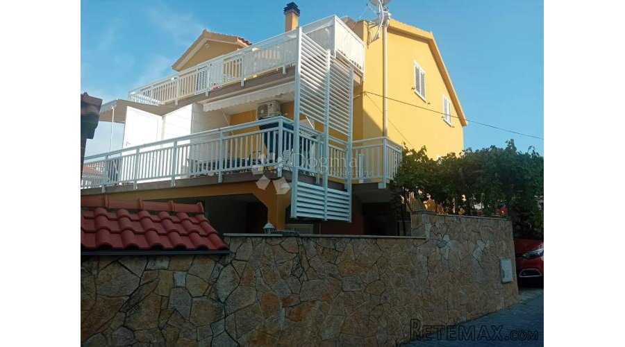 PRODAJE SE – PROSTRANA KUĆA S APARTMANIMA, POGLEDOM NA MORE