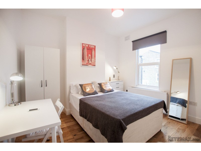 Single with double bed near Clapham..