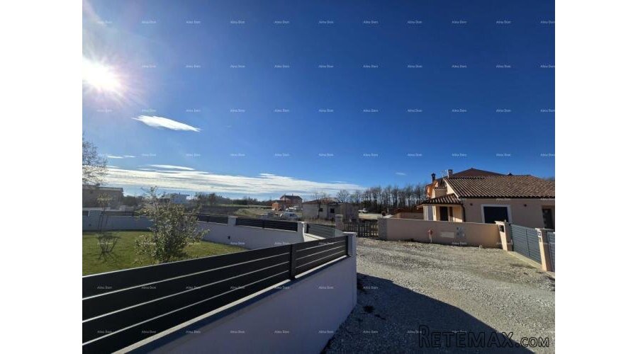 Prodaja građevinske parcele sa ishodovanom, pravomoćnom g.. - 2