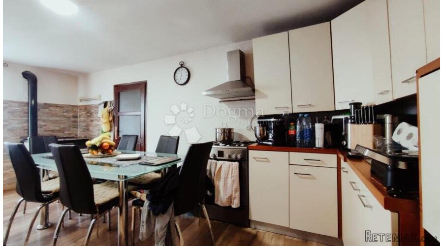 Kuća sa građevinskim zemljištem - 3