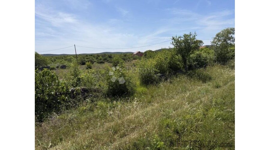 Građevinska parcela u čarobnom dalmatinskom mjestu, u zaleđu