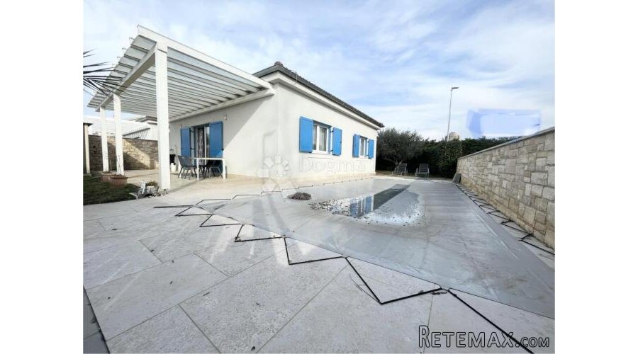 NOVIGRAD, VILA SA BAZENOM - PRILIKA!