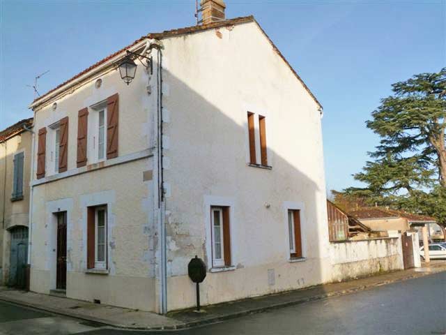 3 Bedroomed Comfortable Town House In..