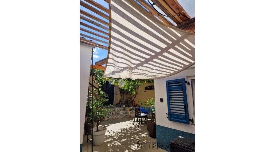 KOSTRENA KUĆA SA 3 APARTMANA - 2