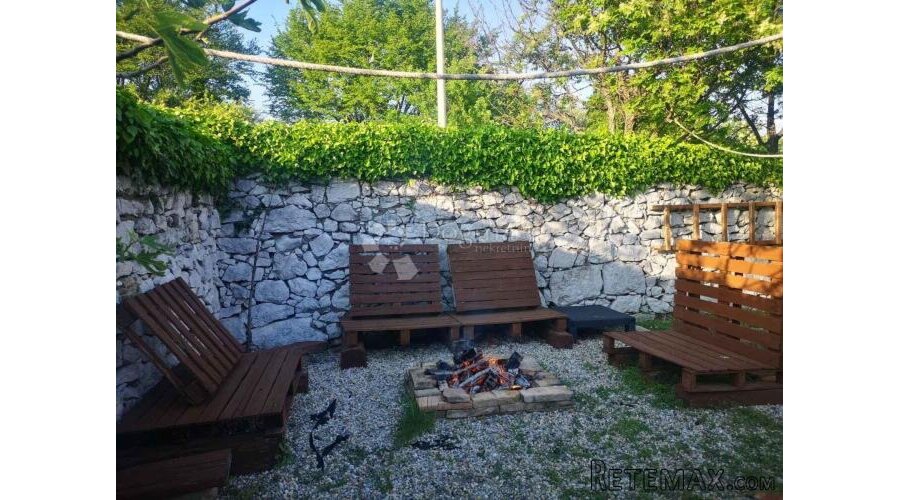 KOSTRENA KUĆA SA 3 APARTMANA - 3
