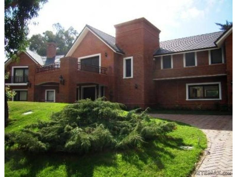 6 Bedroom House - For Rent - Golf - 2