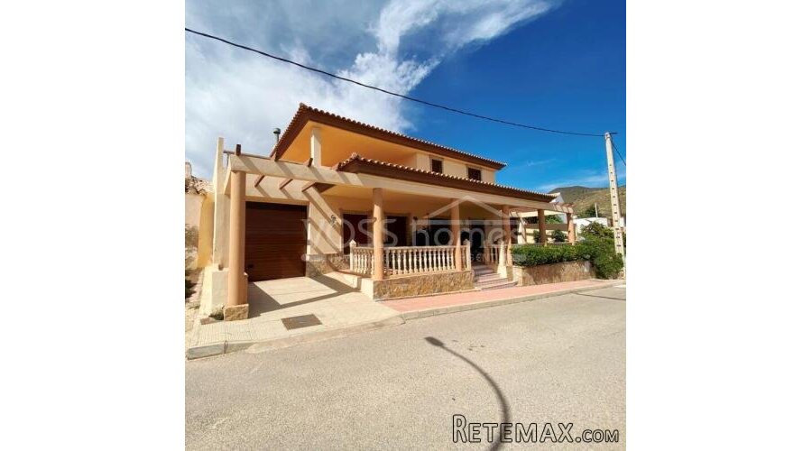 AMAZING NEW LISTING TO VOSS HOMES - Quality built large 4..