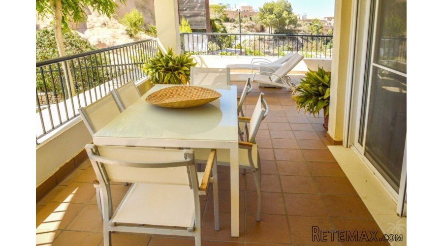 This two-bedroom apartment with lovely sea views and a.. - 4