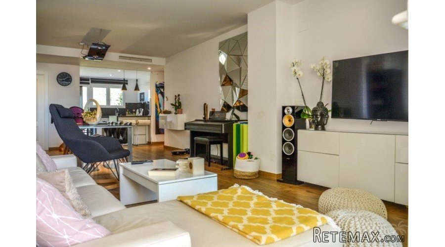 This two-bedroom apartment with lovely sea views and a.. - 5
