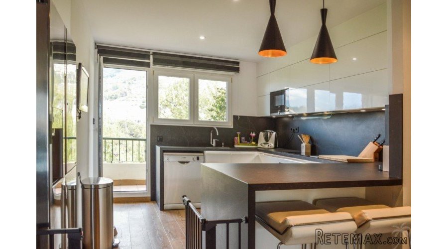 This two-bedroom apartment with lovely sea views and a.. - 6