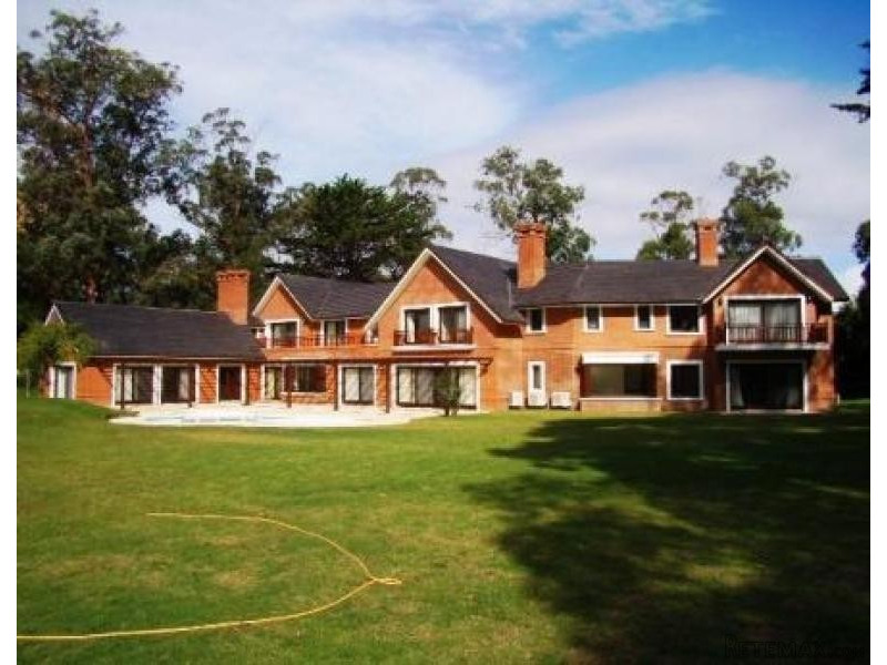 6 Bedroom House - For Rent - Golf