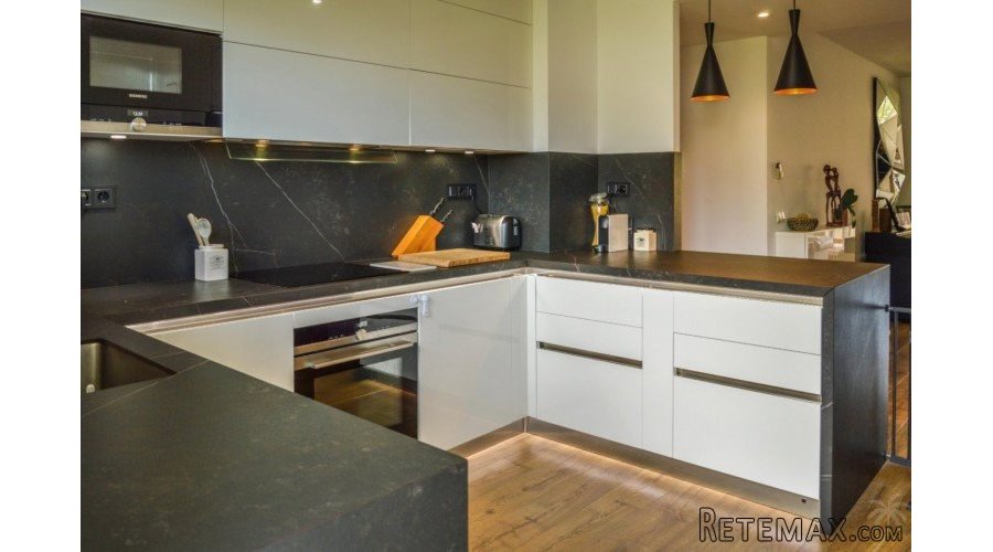 This two-bedroom apartment with lovely sea views and a.. - 7