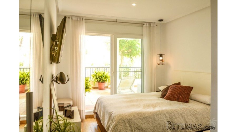 This two-bedroom apartment with lovely sea views and a.. - 8
