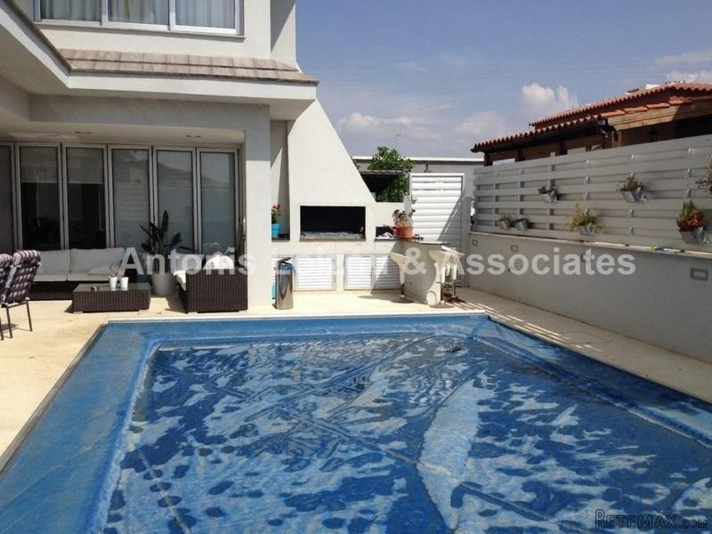 Detached house with s/pool in Lakatamia