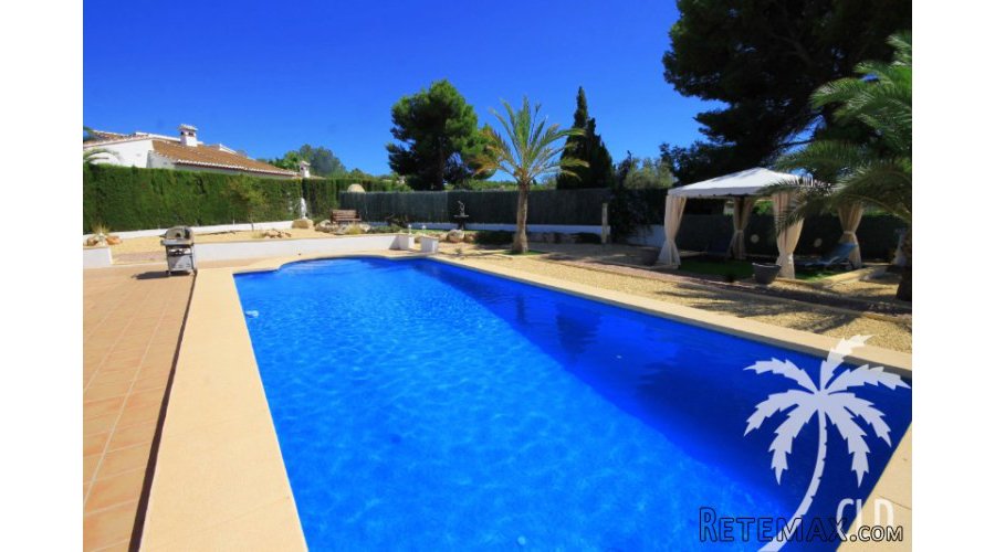 Immaculate villa, located on a south facing plot with shops.. - 3
