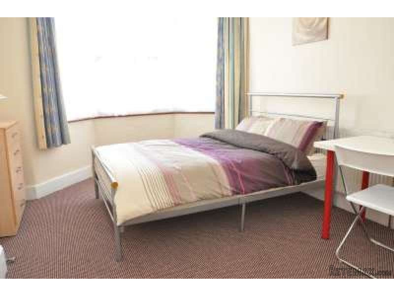 Single with double bed near Stratford..