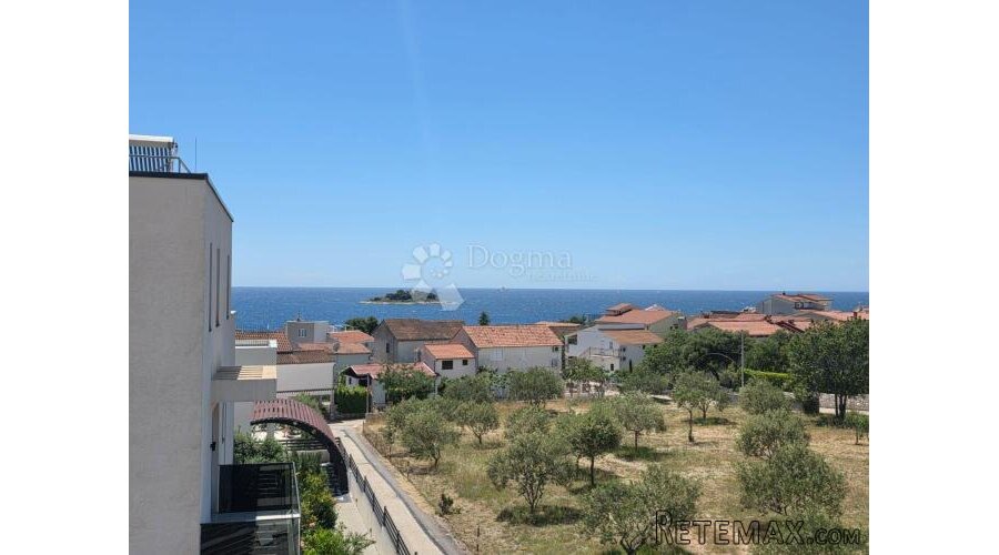 ROGOZNICA- STAN S PREDIVNIM POGLEDOM NA MORE 2.KAT