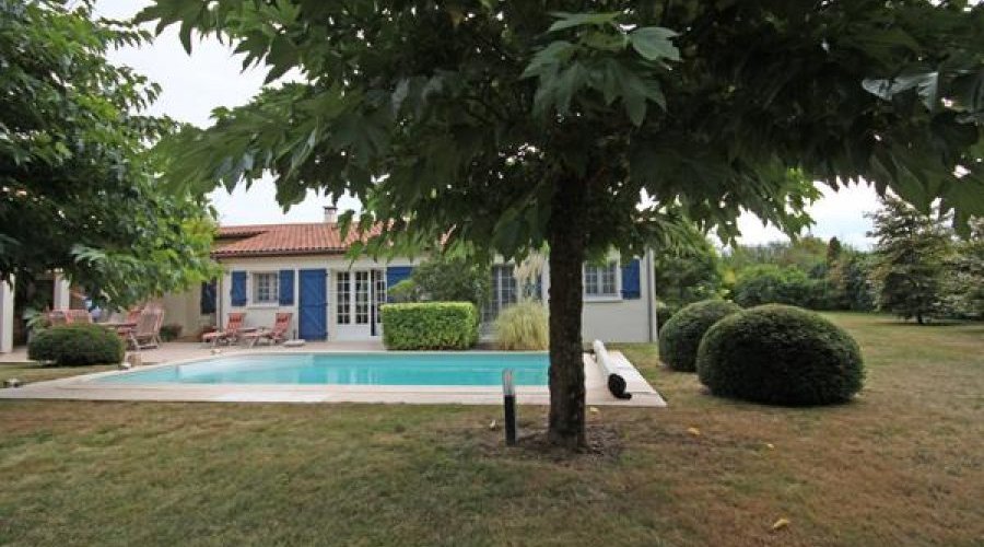 Les Forges (79) - Overlooking a golf course, modern bungalow..