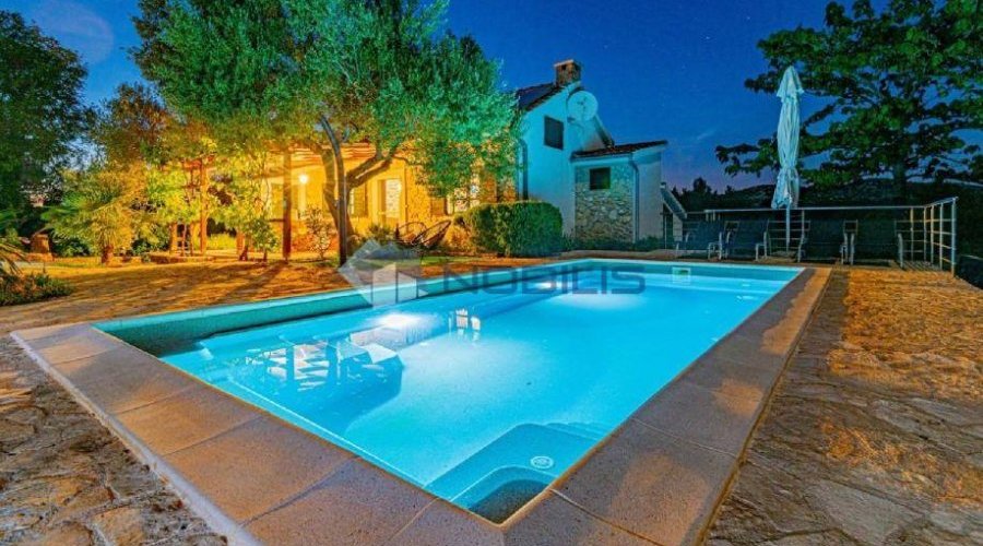 Vodice, kuća u masliniku, 3300 m2 okućnice