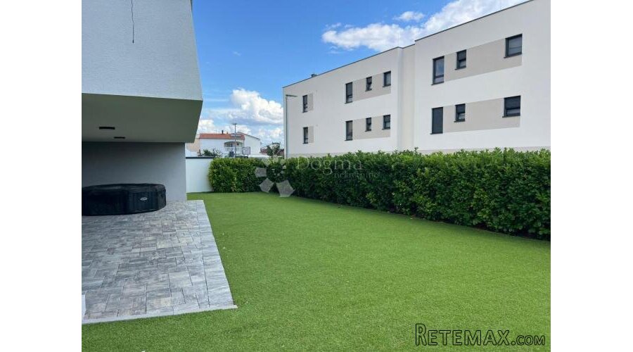Vodice - u potpunosti namješten stan s velikim vrtom