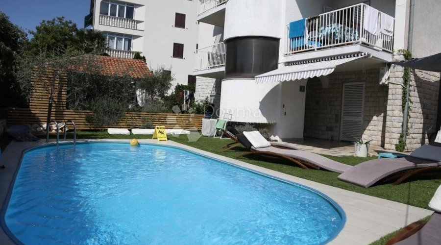 MALINSKA - APARTMANSKA KUĆA S DVA BAZENA