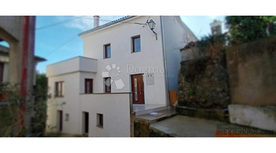 Dvoetažni apartman sa ogromnom terasom
