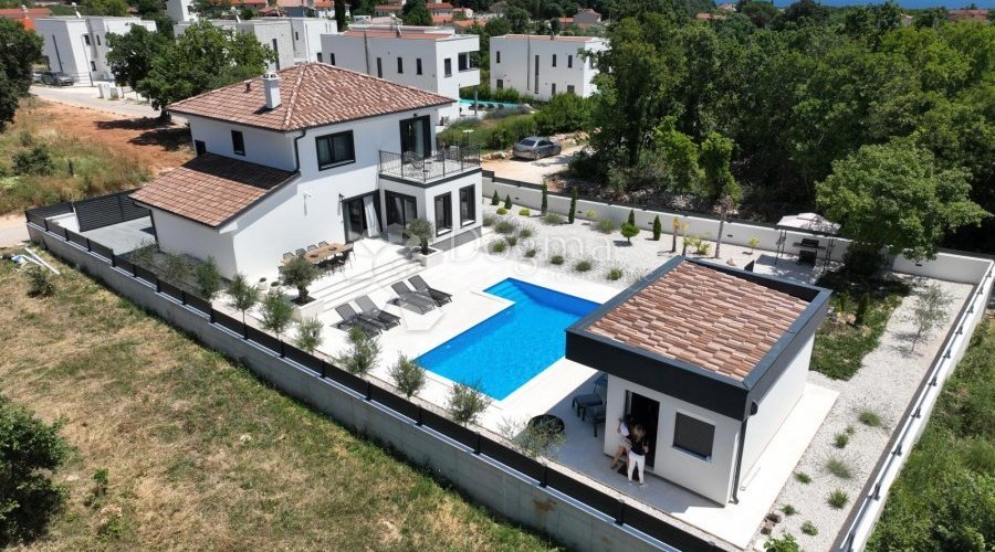 IMPRESIVNA VILA U KRNICI