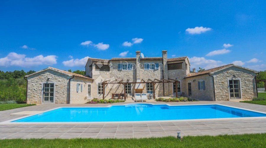 PREKRASNA KAMENA VILA SA BAZENOM