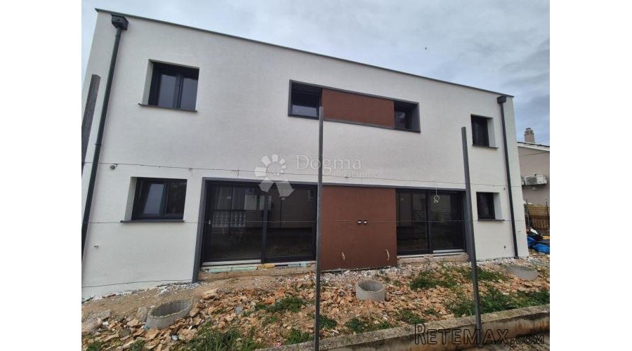 Vodice - nova kuća 130 m2 - povoljno S1