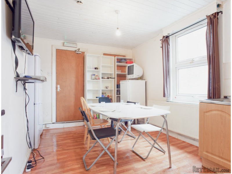 Single with double bed near Turnpike.. - 2