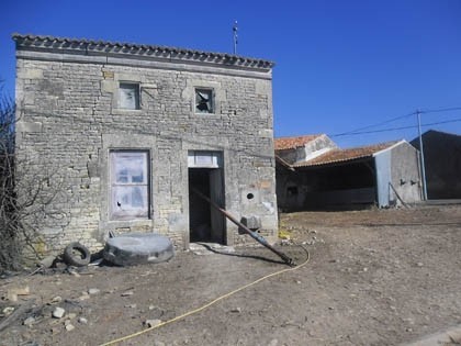 Charentaise stone house to renovate - 2