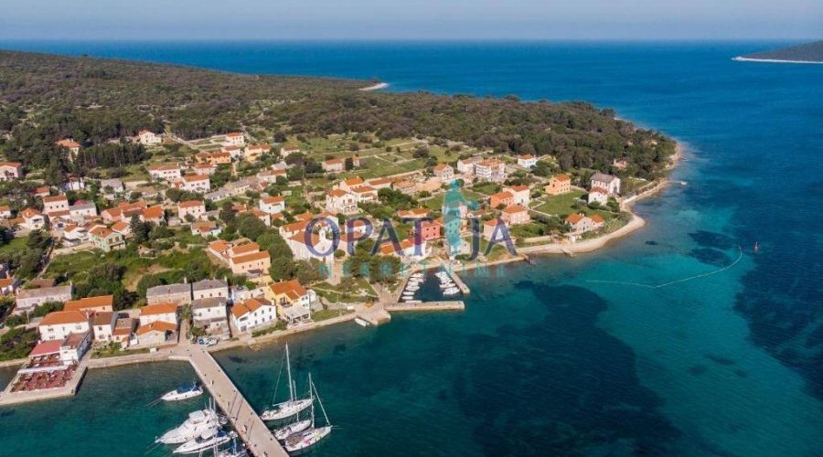 Ilovik-kuća sa 3 stana , pizzerijom i slastičarnicom, k..