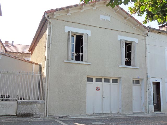 2 Bedroom Town House With A Garage To..