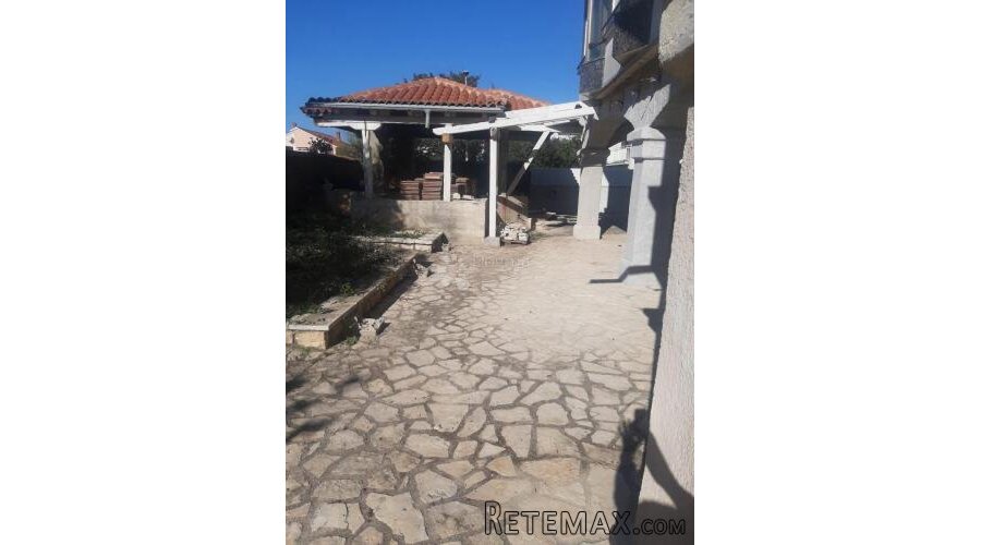 Poslovni prostor sa dvorištem centar Novalje - 2