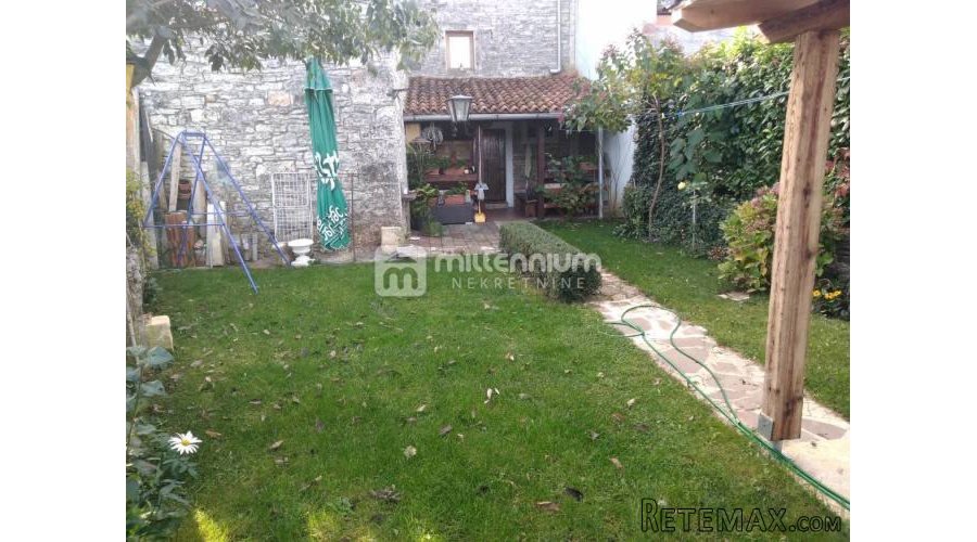 Istra, Grožnjan, dvije autohtone kamene kuće s okućnicom