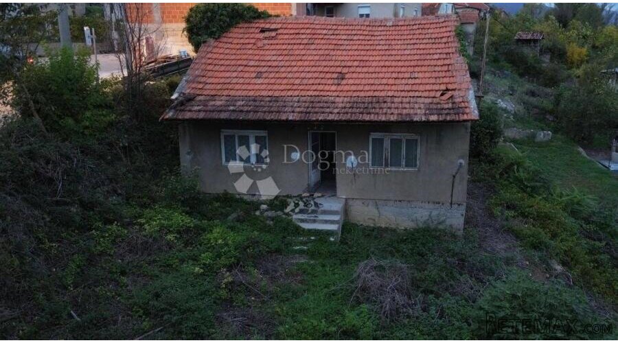 KNIN – Prizemnica za adaptaciju s velikom okućnicom!!
