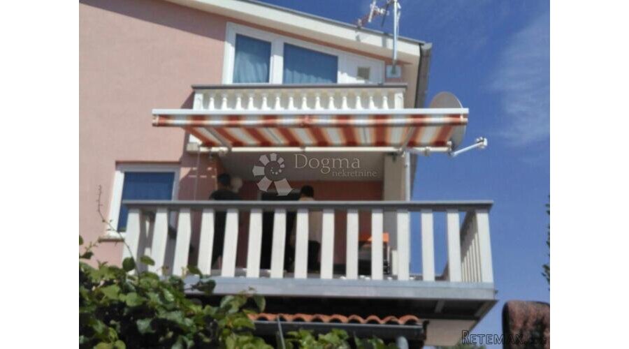 Apartman s terasom u blizini mora i plaže!