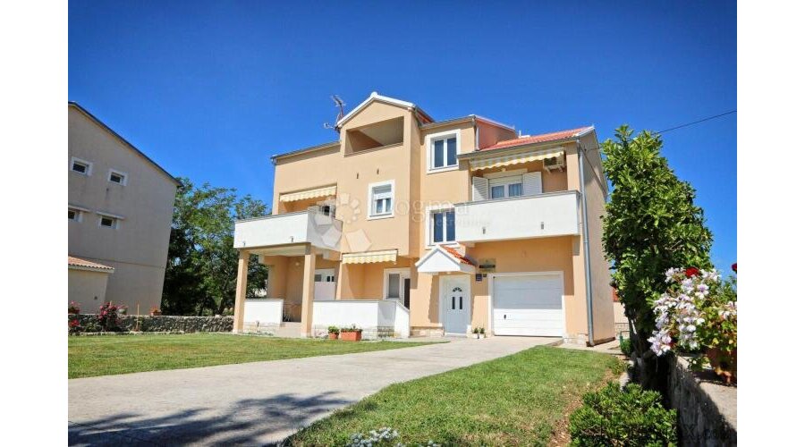 INVESTICIJA Vlašići, Pag - Kuća s 5 apartmana 50m od mora - 2