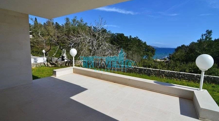 Otok Krk, grad Krk apartman na 1.katu, prvi red do mora