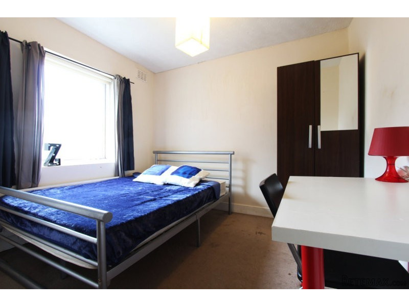 Single with double bed near Kensal..