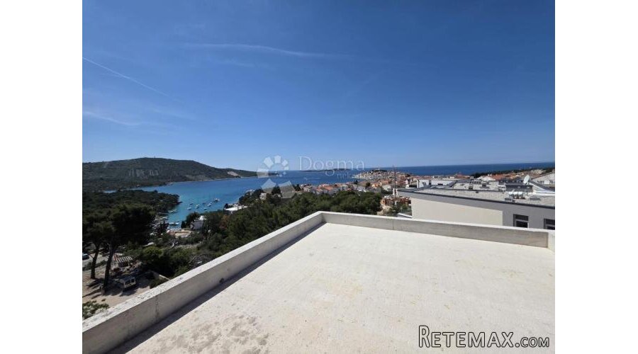 PRIMOŠTEN-PENTHOUSE SA ČAROBNIM POGLEDOM