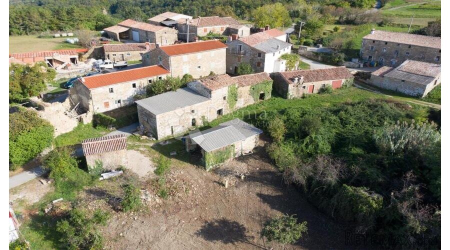 Kompleks kuća u centru Istre sa pogledom na jezero - 2