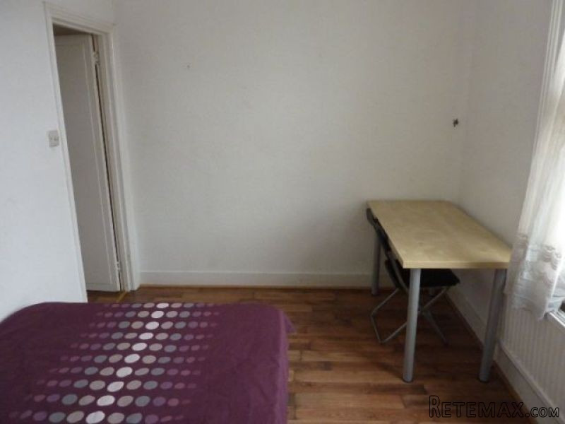 Single with double bed near Turnpike..