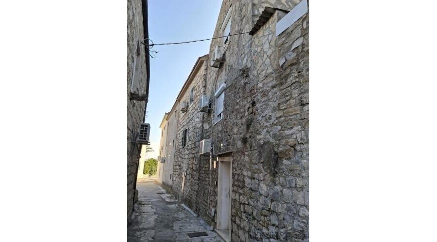 PRODAJA DVA APARTMANA S POSEBNIM ULAZOM U ISTOJ KUĆI – KAŠTE