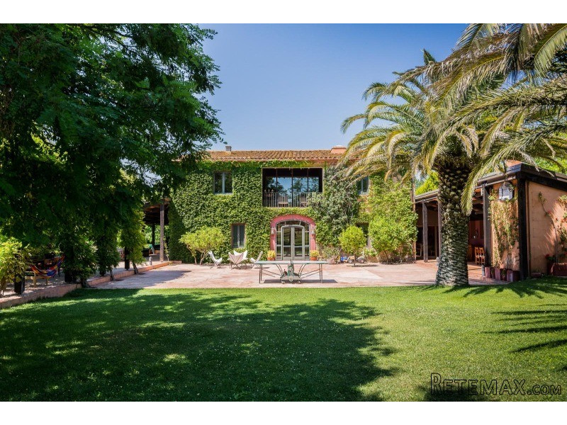 Fully restored Masia for sale in Baix..