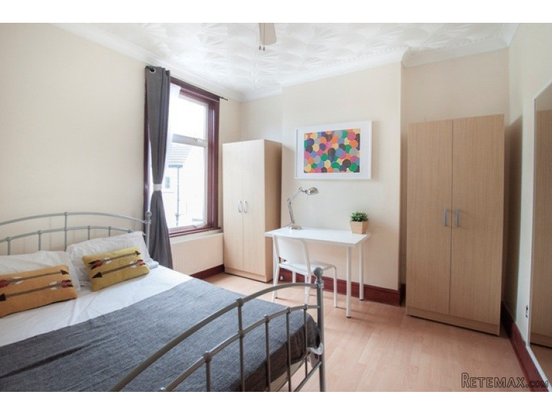Single with double bed near Stratford..
